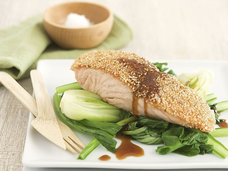 Đối với người mắc bệnh gút, cá mè không phải là lựa chọn phù hợp do chứa lượng purine tương đối cao. Khi vào cơ thể, purine sẽ chuyển hóa thành axit uric – yếu tố chính gây ra các cơn đau gút. Việc thường xuyên ăn cá mè có thể khiến nồng độ axit uric trong máu tăng cao, làm bệnh dễ tái phát và khó kiểm soát hơn. Ảnh minh họa