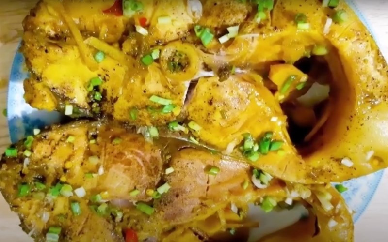 Với bệnh nhân xơ gan, chế độ ăn uống đóng vai trò đặc biệt quan trọng. Ở giai đoạn này, gan suy giảm khả năng tổng hợp các yếu tố đông máu, kết hợp với tình trạng tiểu cầu thấp làm tăng nguy cơ xuất huyết. Cá mè nếu ăn không kiểm soát có thể khiến nguy cơ chảy máu gia tăng, ảnh hưởng nghiêm trọng đến sức khỏe và tính mạng người bệnh. Ảnh minh họa