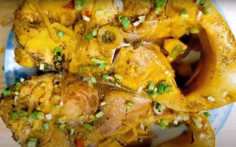 Với bệnh nhân xơ gan, chế độ ăn uống đóng vai trò đặc biệt quan trọng. Ở giai đoạn này, gan suy giảm khả năng tổng hợp các yếu tố đông máu, kết hợp với tình trạng tiểu cầu thấp làm tăng nguy cơ xuất huyết. Cá mè nếu ăn không kiểm soát có thể khiến nguy cơ chảy máu gia tăng, ảnh hưởng nghiêm trọng đến sức khỏe và tính mạng người bệnh. Ảnh minh họa