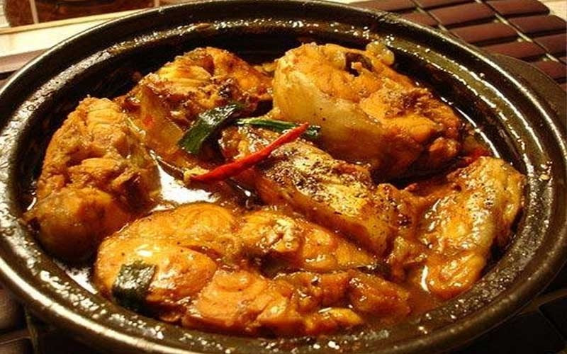 Bên cạnh đó, người mắc các bệnh lý xương khớp cũng cần kiểm soát lượng cá mè trong khẩu phần ăn. Dù cá chứa nhiều dưỡng chất tốt cho xương, việc ăn quá nhiều đạm có thể dẫn đến thừa chất, làm tăng cảm giác đau, sưng viêm khớp và gây khó khăn trong sinh hoạt hằng ngày. Ảnh minh họa