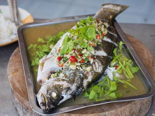 Người mắc bệnh lao cũng được khuyến cáo không nên ăn cá mè. Một số trường hợp cho thấy việc tiêu thụ nhiều cá có thể gây ra phản ứng không mong muốn như đau đầu, buồn nôn, đỏ bừng da, rối loạn tiêu hóa, tim đập nhanh hoặc tăng huyết áp. Những phản ứng này không có lợi cho quá trình điều trị và phục hồi của bệnh nhân lao. Ảnh minh họa