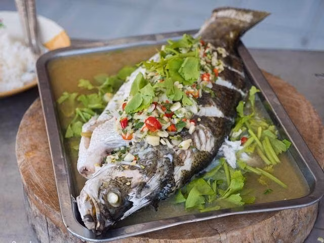 Người mắc bệnh lao cũng được khuyến cáo không nên ăn cá mè. Một số trường hợp cho thấy việc tiêu thụ nhiều cá có thể gây ra phản ứng không mong muốn như đau đầu, buồn nôn, đỏ bừng da, rối loạn tiêu hóa, tim đập nhanh hoặc tăng huyết áp. Những phản ứng này không có lợi cho quá trình điều trị và phục hồi của bệnh nhân lao. Ảnh minh họa