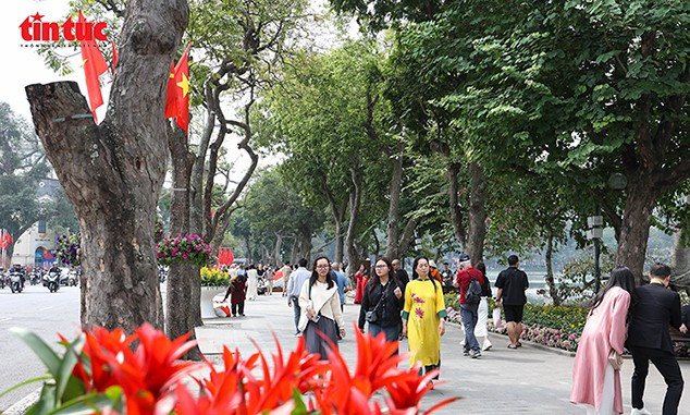 Thủ đô Hà Nội nhiều mây, chiều tối có mưa và mưa nhỏ rải rác.