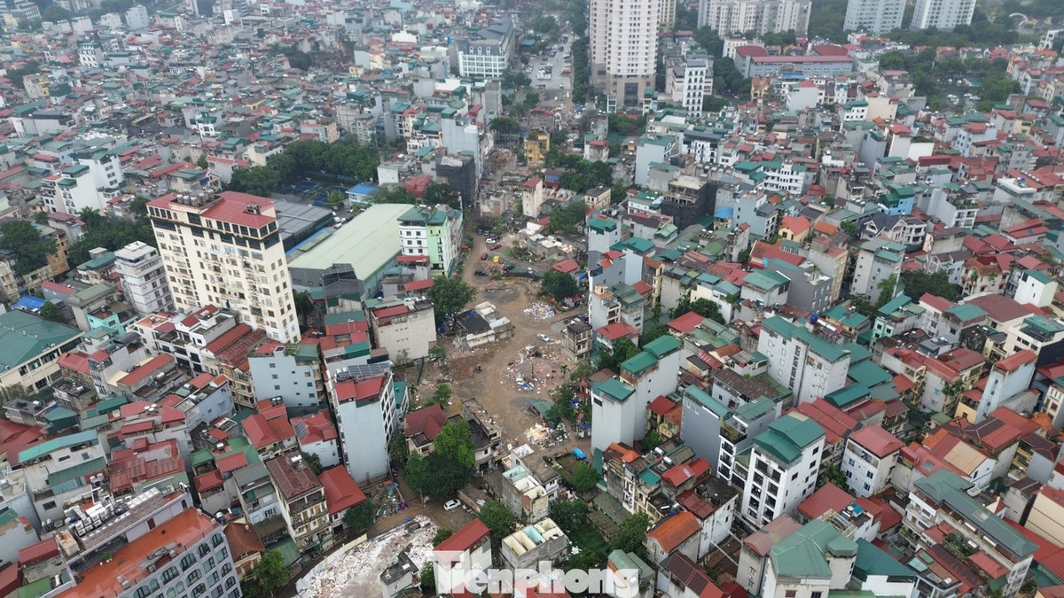Đoạn tuyến nối từ Cầu Giấy tới Khu đô thị mới Dịch Vọng (thuộc Vành đai 2,5) dài khoảng 420m. Từ cuối năm 2025, địa phương đã phê duyệt phương án bồi thường, hỗ trợ và tái định cư cho 334/338 trường hợp bị ảnh hưởng, với tổng diện tích đất thu hồi gần 19.000m2.