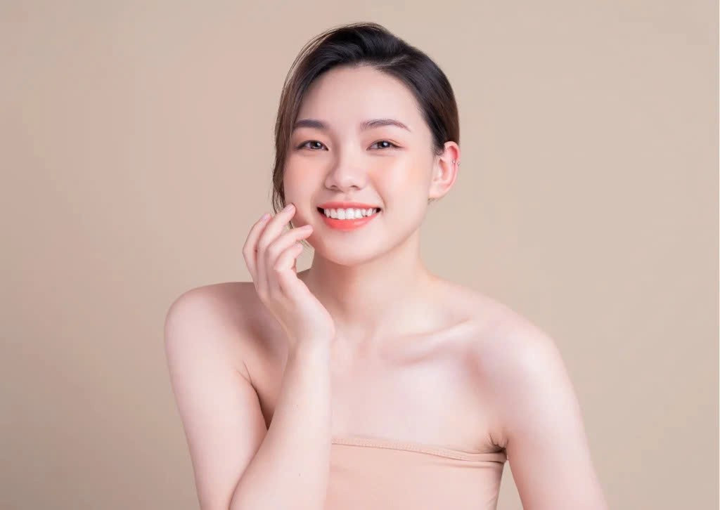 Collagen chiếm hơn 70% cấu trúc da, là “chìa khóa” giúp duy trì làn da săn chắc, đàn hồi và trẻ trung. Tuy nhiên, sau tuổi 25, cơ thể bắt đầu giảm dần khả năng tự sản sinh collagen, khiến da khô sạm, kém đàn hồi và xuất hiện nếp nhăn. Ảnh minh họa