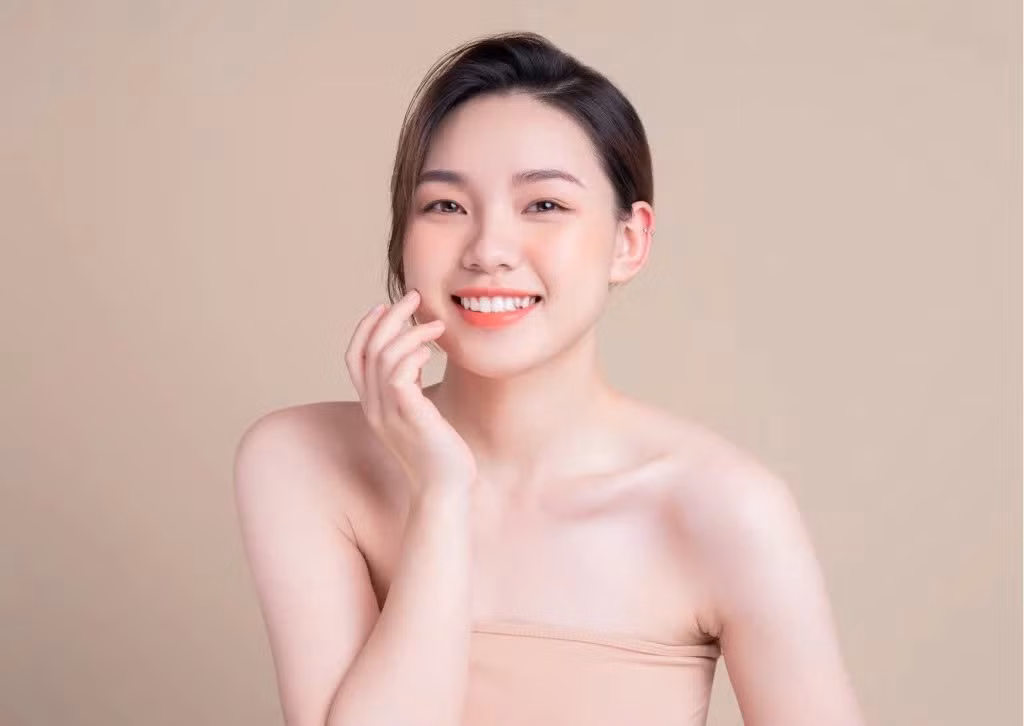 Collagen chiếm hơn 70% cấu trúc da, là “chìa khóa” giúp duy trì làn da săn chắc, đàn hồi và trẻ trung. Tuy nhiên, sau tuổi 25, cơ thể bắt đầu giảm dần khả năng tự sản sinh collagen, khiến da khô sạm, kém đàn hồi và xuất hiện nếp nhăn. Ảnh minh họa
