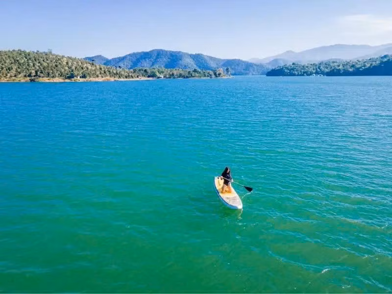 Không chỉ sở hữu cảnh quan thơ mộng, hồ Hàm Thuận còn là điểm dừng chân lý tưởng cho những ai yêu thích du lịch trải nghiệm. Du khách có thể chèo thuyền kayak trên mặt nước phẳng lặng, thả hồn theo những con sóng nhỏ lăn tăn giữa không gian tĩnh lặng. Ảnh sgtiepthi