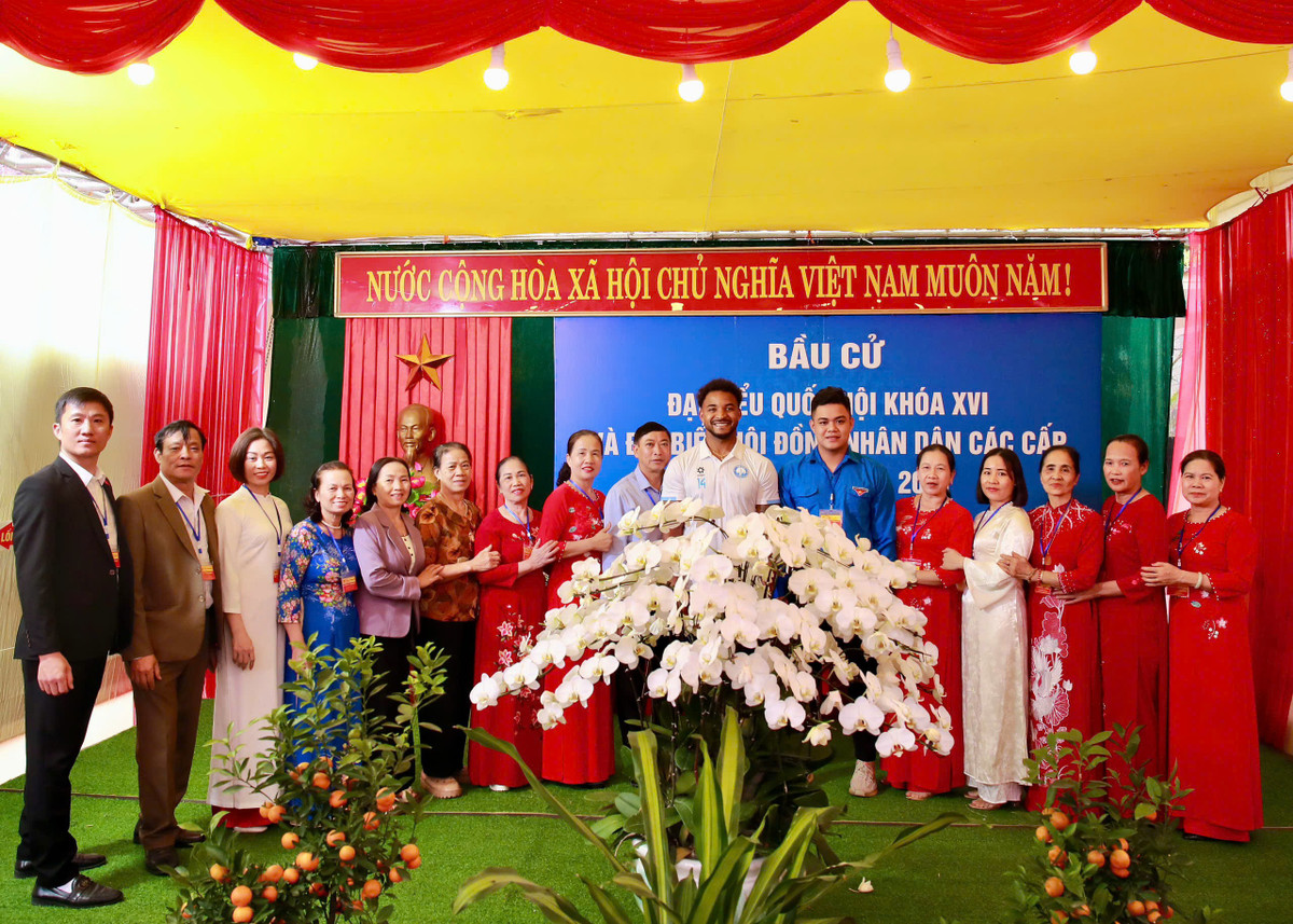 Sáng 15/3, tại nhiều điểm bầu cử trên cả nước, không khí Ngày hội non sông diễn ra trang trọng và sôi nổi. Trong dòng người đến thực hiện quyền công dân, sự xuất hiện của các cầu thủ nhập tịch đang thi đấu tại V.League như Xuân Son, Hoàng Hên và Phi Long thu hút sự chú ý của nhiều cử tri và người hâm mộ.