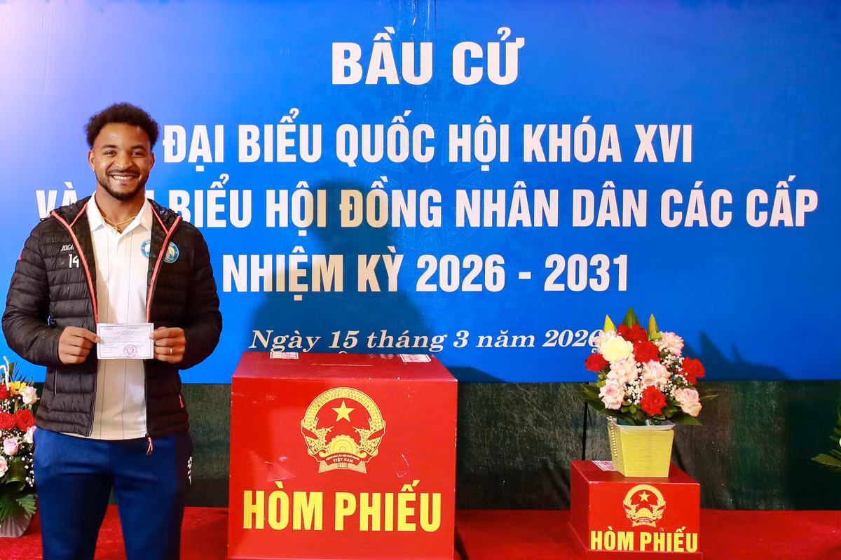 Nguyễn Xuân Son, tên khai sinh Rafaelson Bezerra Fernandes, sinh năm 1997 tại Brazil, hiện đang thi đấu cho CLB Thép Xanh Nam Định. Gia nhập V.League từ năm 2020, anh nhanh chóng khẳng định tên tuổi khi lập kỷ lục ghi 31 bàn thắng trong một mùa giải – thành tích ấn tượng của giải đấu.