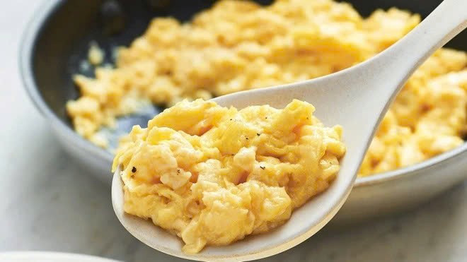 Các chuyên gia dinh dưỡng khuyến cáo, để trứng phát huy lợi ích tối đa, người trưởng thành chỉ nên ăn từ 1–2 quả mỗi ngày, ưu tiên chế biến chín vừa, kết hợp đa dạng thực phẩm và duy trì chế độ ăn uống cân bằng. Sử dụng trứng đúng cách không chỉ giúp hấp thu trọn vẹn dưỡng chất mà còn góp phần bảo vệ sức khỏe lâu dài. Ảnh minh họa