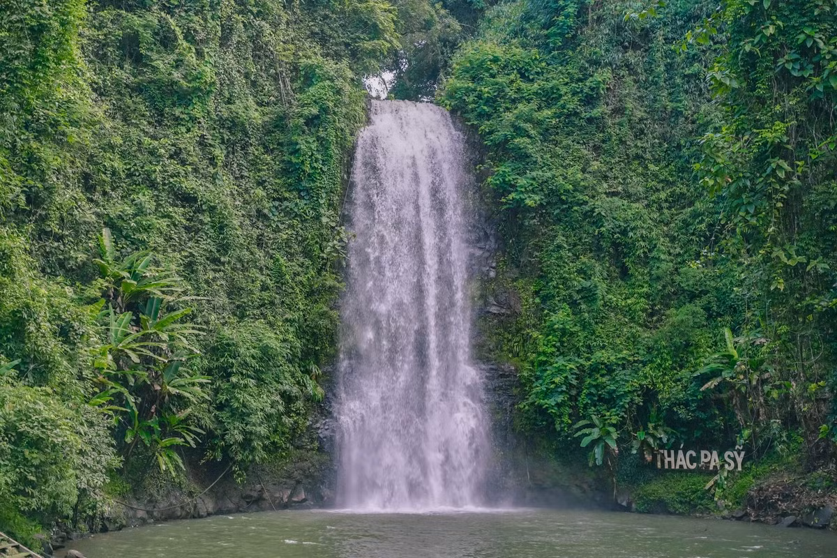 Đến Măng Đen, du khách có thể bắt đầu hành trình tại thác Pa Sỹ – ngọn thác ba tầng giữa rừng nguyên sinh, dòng nước đổ trắng xóa tạo nên khung cảnh hùng vĩ mà nên thơ. Hồ Đắk Ke lại mang vẻ tĩnh lặng, soi bóng mây trời và rừng thông xanh mướt. Ảnh Chuyến đi của Tali