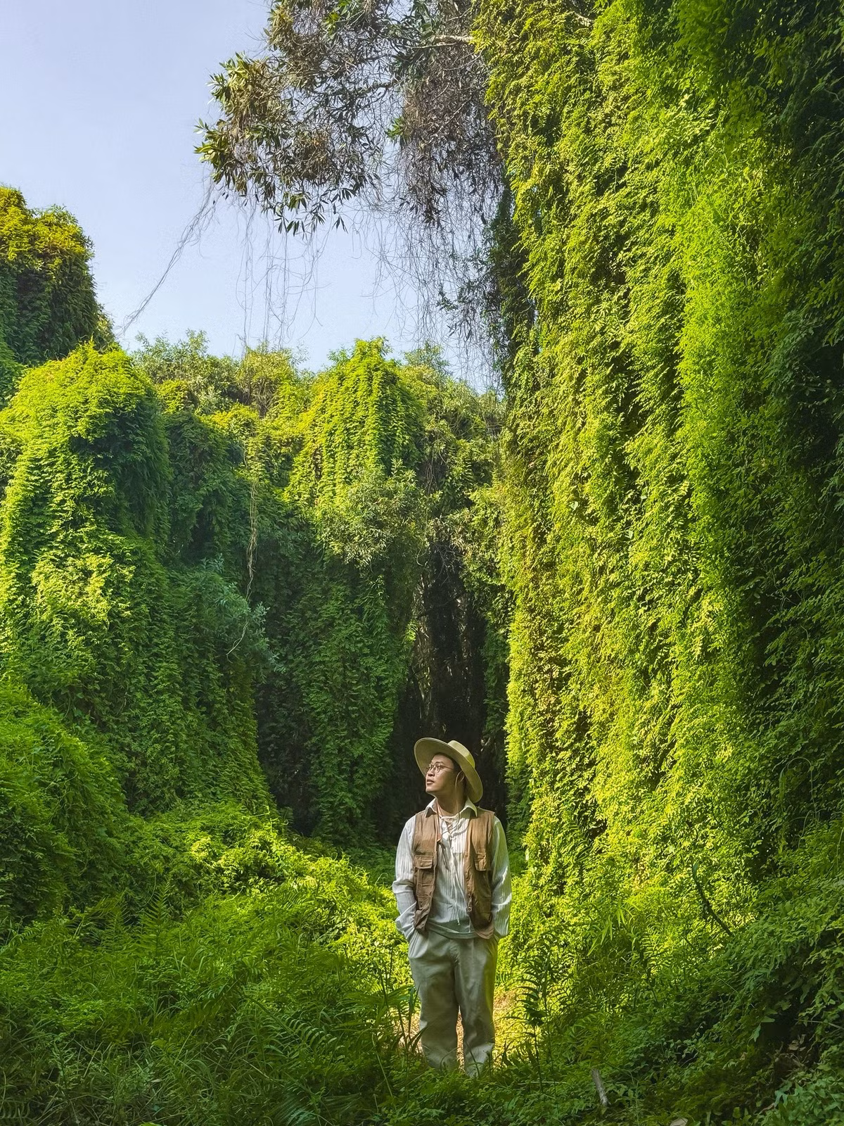 Tuy nhiên, do chưa được khai thác du lịch bài bản, nơi đây không có dịch vụ đi kèm, du khách cần tự bảo quản xe cộ, đồ dùng cá nhân và lưu ý giữ vệ sinh chung. Ảnh Phạm Tuấn Tú