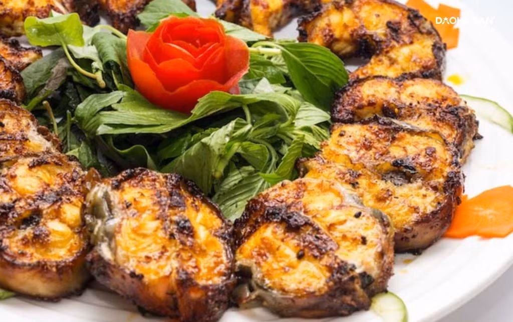 Cá chình được đánh giá cao trong y học cổ truyền với tác dụng “bổ hư, dưỡng khí”. Vitamin A, E trong cá chình giúp bảo vệ thị lực, nuôi dưỡng da và nâng cao sức đề kháng. Collagen tự nhiên trong cá chình hỗ trợ độ đàn hồi của da, gân và mô liên kết, giúp cơ thể hồi phục nhanh sau lao lực. Ảnh minh họa