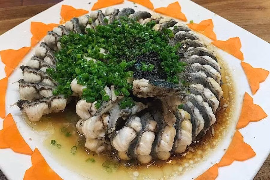 Lưu ý khi ăn cá mỗi tuần 2–3 bữa, mỗi lần 100–150g là đủ. Nên ưu tiên hấp, kho hoặc nướng, hạn chế chiên ngập dầu. Chọn cá từ nguồn an toàn, đặc biệt với cá nhập khẩu. Ảnh minh họa