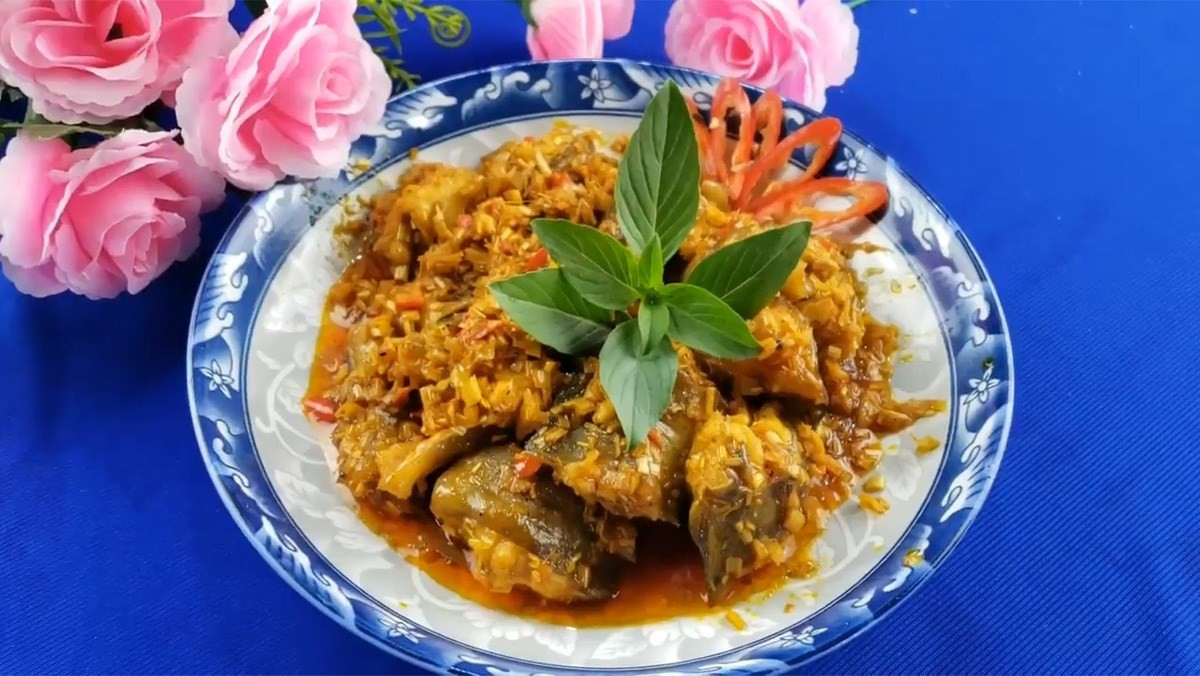 Chất béo không bão hòa cung cấp năng lượng ổn định, phù hợp với người làm việc cường độ cao hoặc phụ nữ sau sinh. Cá chình thường được chế biến nướng hoặc nấu kiểu Nhật, ăn kèm cơm nóng để tối ưu dinh dưỡng. Người dị ứng hải sản, gout hoặc hệ tiêu hóa yếu nên ăn với lượng nhỏ. Ảnh minh họa