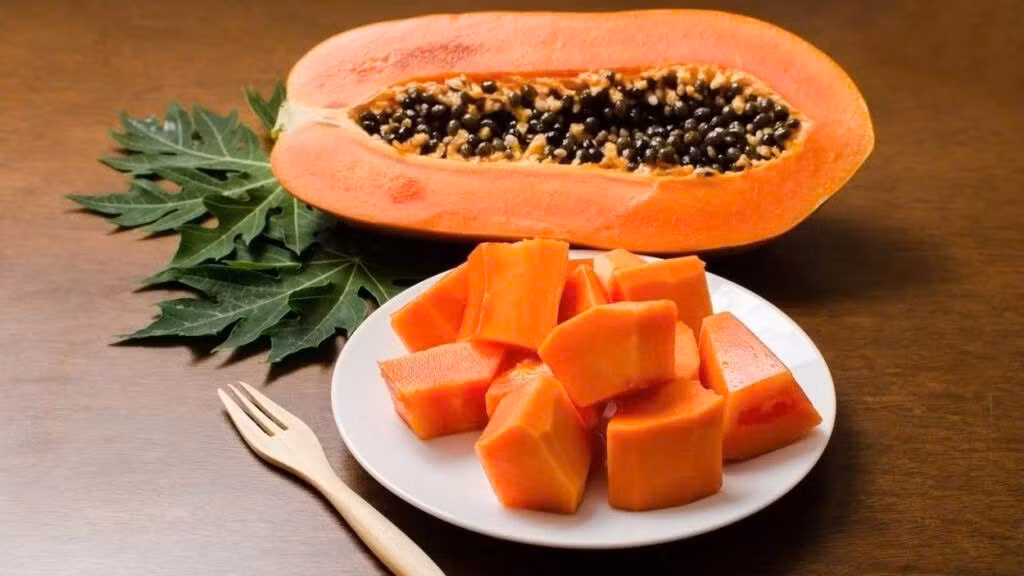 Lycopene và vitamin C giúp giảm oxy hóa cholesterol, bảo vệ tim mạch, trong khi chất xơ hỗ trợ hạ cholesterol xấu. Những hợp chất này còn góp phần giảm nguy cơ ung thư bằng cách hạn chế gốc tự do gây hại. Ảnh minh hoạ