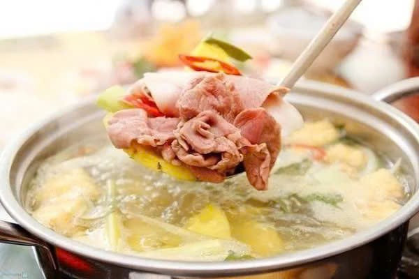 Theo nhiều người nội trợ, bò nhúng giấm không chỉ ngon mà còn linh hoạt. Tùy mùa, rau ăn kèm có thể thay đổi cho phù hợp. Ngoài thịt bò, nước nhúng giấm cũng có thể dùng để nhúng mực, tôm hay hải sản, mang đến trải nghiệm mới lạ nhưng vẫn giữ được nét thanh nhẹ vốn có. Ảnh minh họa