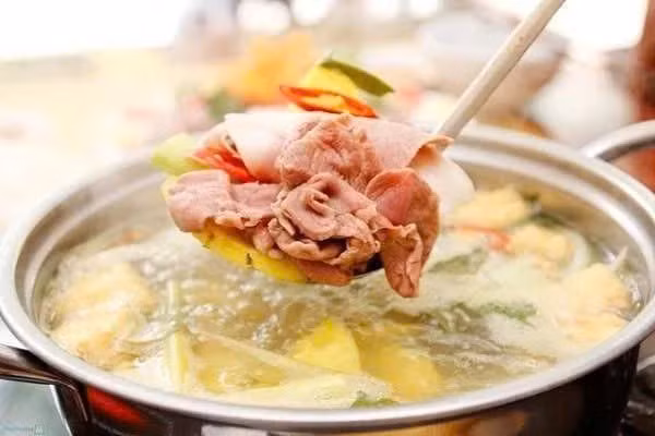 Theo nhiều người nội trợ, bò nhúng giấm không chỉ ngon mà còn linh hoạt. Tùy mùa, rau ăn kèm có thể thay đổi cho phù hợp. Ngoài thịt bò, nước nhúng giấm cũng có thể dùng để nhúng mực, tôm hay hải sản, mang đến trải nghiệm mới lạ nhưng vẫn giữ được nét thanh nhẹ vốn có. Ảnh minh họa