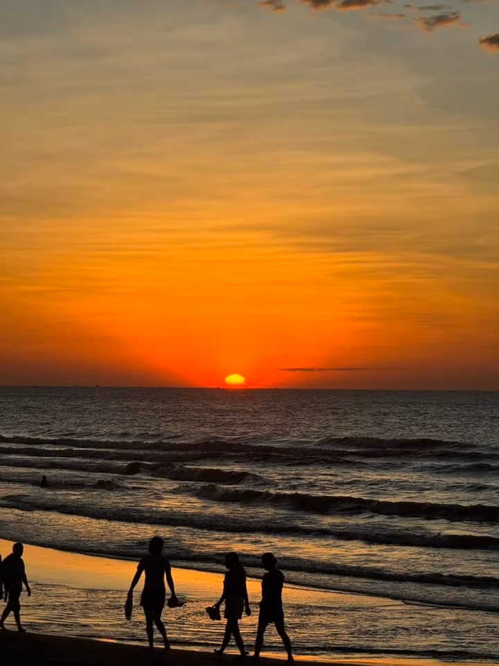 Một trong những điểm lý tưởng để ngắm bình minh là khu vực gần hòn Trống Mái – nơi có các bãi đá tự nhiên và góc nhìn thoáng rộng ra phía đông. Du khách cũng có thể chọn những bãi biển ít người hơn ở khu vực bãi D, nơi không gian yên tĩnh và cảnh vật còn nguyên sơ, mang lại cảm giác như đang ôm trọn cả bình minh trong lòng. Ảnh Út Đông