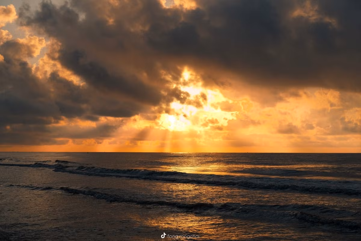 Bầu trời khi ấy như một bức tranh thủy mặc sống động, chuyển sắc liên tục từ xanh thẫm sang hồng phớt, rồi cam rực rỡ. Ảnh Văn Phong