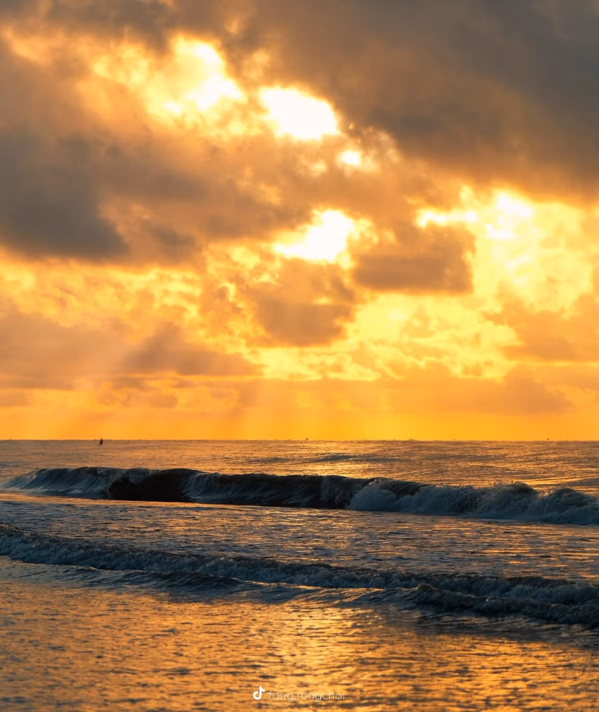 Ánh sáng đầu tiên của ngày mới dần dần nhuộm lên mặt biển một lớp màu óng ả, khiến từng con sóng như cũng bừng tỉnh sau giấc ngủ đêm. Ảnh Văn Phong