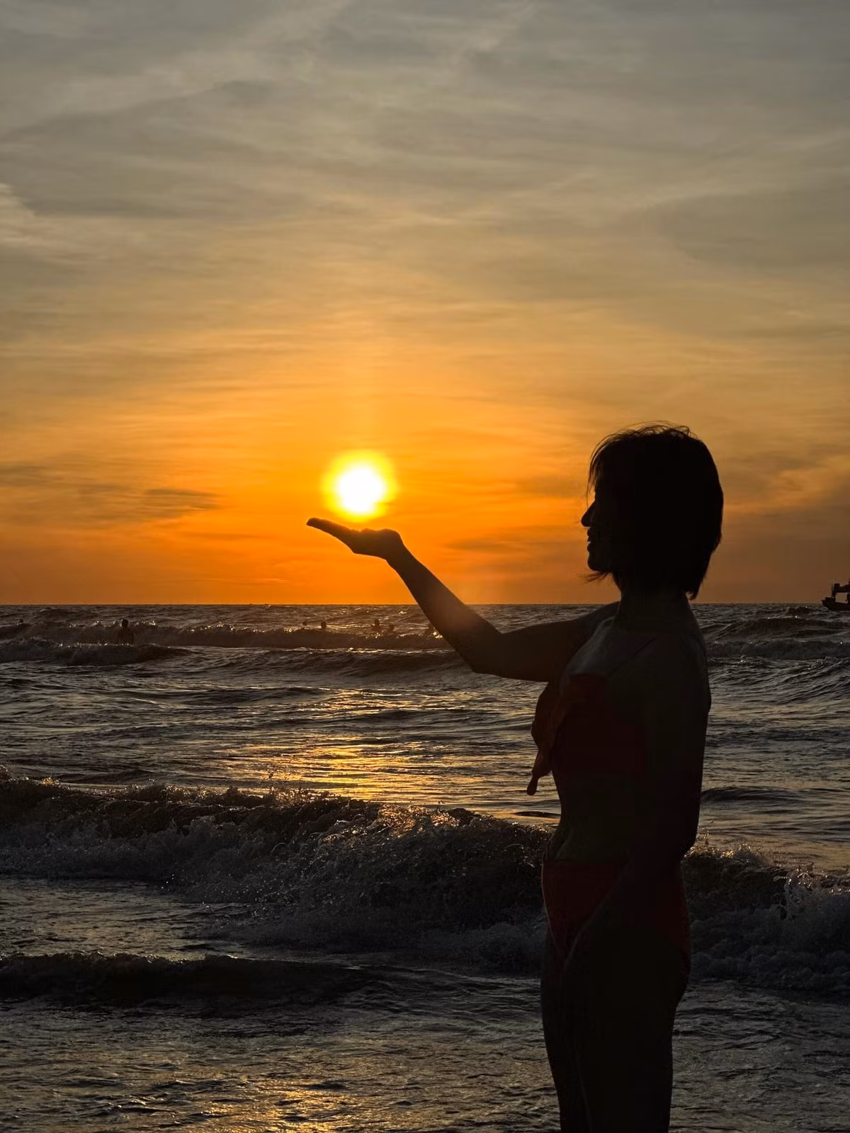 Ngắm bình minh không phải là hoạt động sôi động, nhưng lại là trải nghiệm mang tính “thiền định” rất cao. Chỉ vài chục phút đứng trước đại dương rộng lớn, nhìn trời đất chuyển mình, con người như được tiếp thêm sinh khí, tinh thần trở nên phấn chấn và nhẹ nhõm. Với nhiều người, đây chính là lý do để họ quay trở lại Sầm Sơn – không chỉ để nghỉ mát, mà còn để được sống chậm giữa một khoảnh khắc bình yên hiếm hoi. Ảnh Trần Hiên