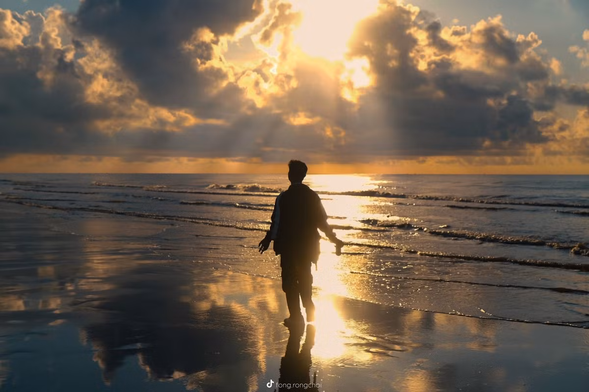 Không ồn ào, không náo nhiệt, biển Sầm Sơn lúc bình minh mang một diện mạo hoàn toàn khác – dịu dàng, thơ mộng và đầy mê hoặc. Ảnh Văn Phong