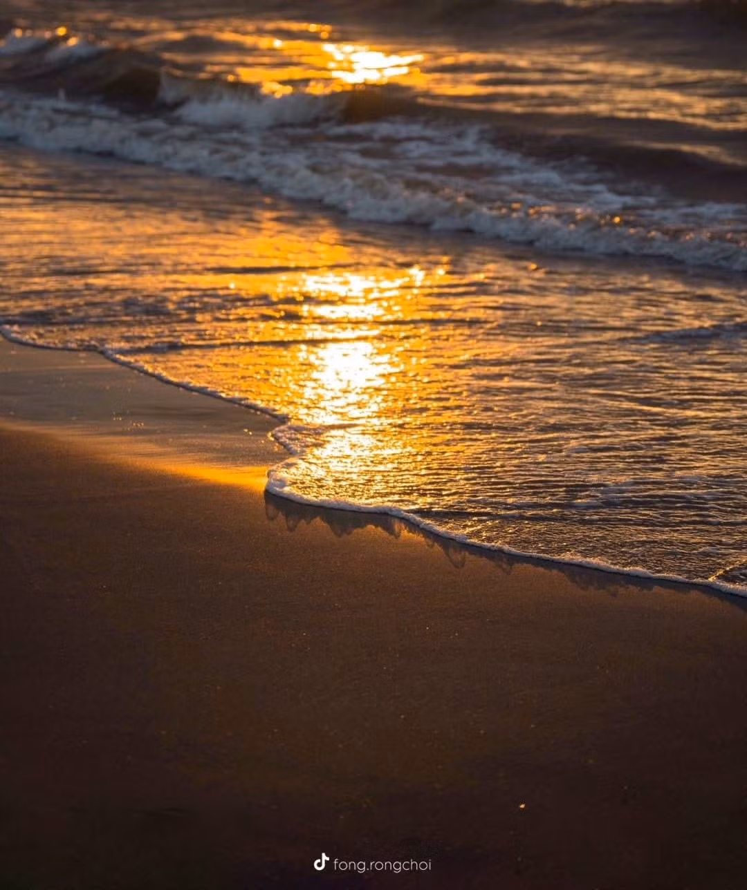 Gió biển lúc này nhẹ tênh, se se mát, không khí trong lành và dễ chịu đến lạ. Những bước chân lặng lẽ dạo bộ trên cát, tiếng sóng vỗ rì rào, tiếng chim biển kêu xa xa – tất cả hòa quyện thành một bản nhạc nhẹ nhàng, đánh thức mọi giác quan. Ảnh Văn Phong