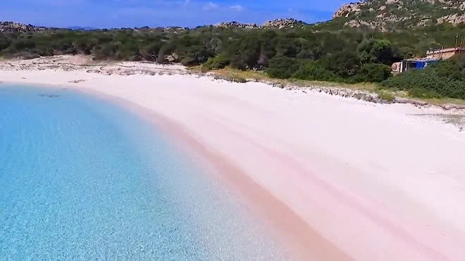 Ở Sardinia (Ý), việc mang cát từ bãi Spiaggia Rosa về làm “quà lưu niệm” có thể khiến du khách mất gần 4.000 USD. Cảnh sát địa phương từng thu giữ hàng chục kilogam cát mỗi mùa hè vì nhiều người coi đó là món quà cá nhân. Ảnh Gabbiano Azzurro Hotel &amp; Suites