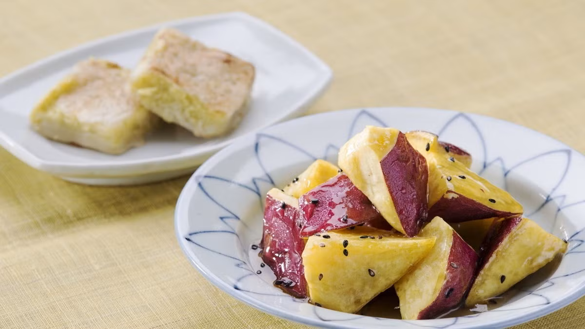 Khoai lang là ví dụ điển hình. Dù có vẻ ngoài mộc mạc, loại củ này chứa lượng vitamin A cao gấp gần 20 lần táo. Beta-carotene trong khoai lang được chuyển hóa thành vitamin A – dưỡng chất thiết yếu cho đôi mắt, làn da và hệ miễn dịch. Ảnh minh họa