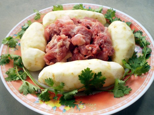 Món canh khoai từ nấu sườn non không cần quá nhiều nguyên liệu. Chỉ với một ít sườn lợn, vài củ khoai từ tươi cùng các loại gia vị cơ bản, bạn đã có món canh thơm ngon, bổ dưỡng. Ảnh minh họa