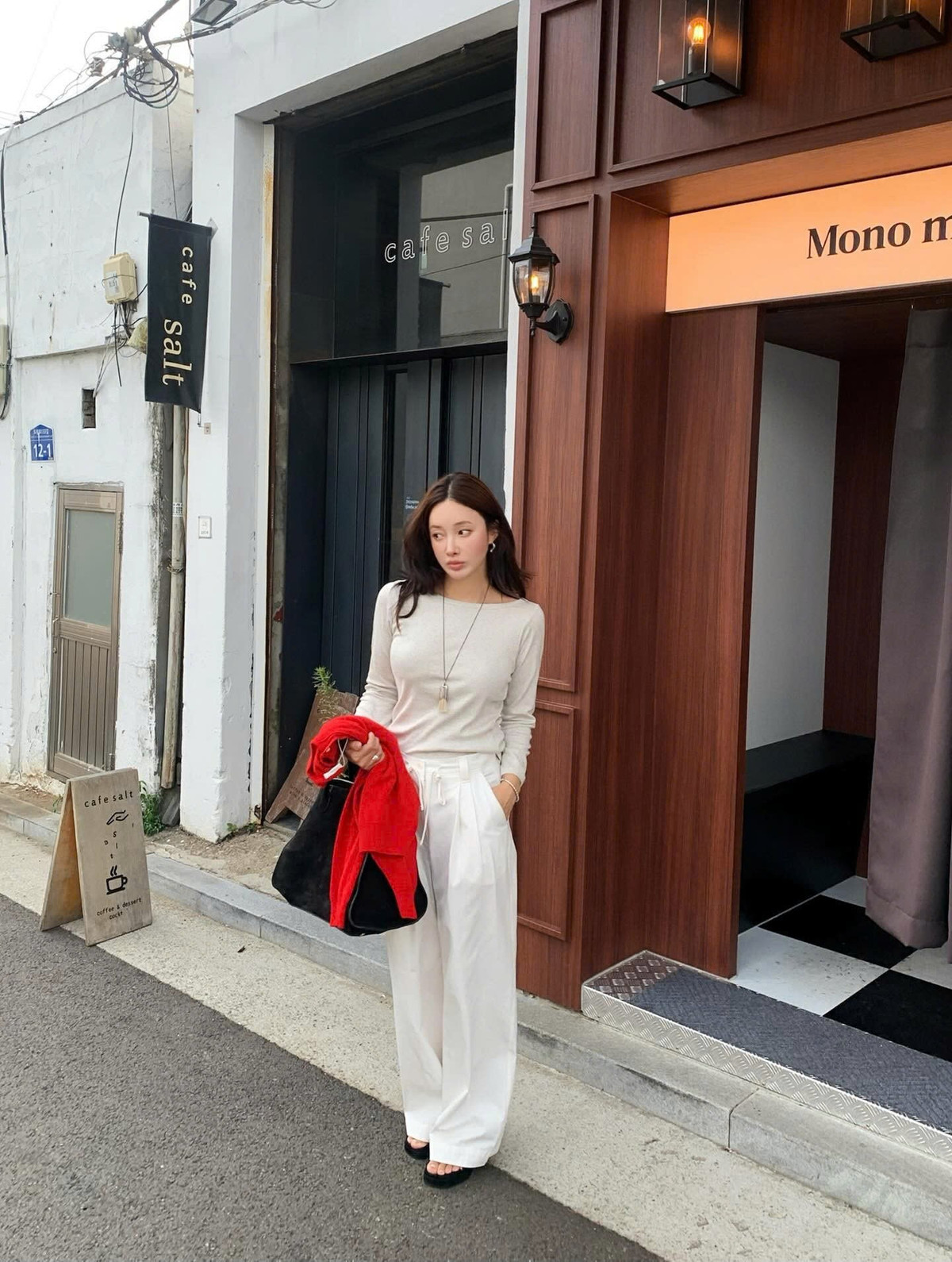 Đơn giản nhưng linh hoạt, áo thun dài tay là món đồ không thể thiếu trong tủ đồ. Năm 2026, áo thun được cải tiến với chất liệu dày dặn hơn, form dáng gọn gàng và bảng màu đa dạng. Bạn có thể mặc riêng cùng quần ống rộng để tạo vẻ năng động hoặc layer với cardigan, blazer khi cần sự chỉn chu. Ảnh minh họa