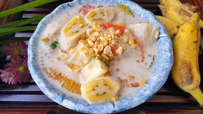 Với những ai thích món ngọt nóng hổi, chè chuối nóng ở khu ẩm thực ngoài trời là một lựa chọn thú vị. Chè gồm chuối chín, khoai, bí đỏ, đậu phộng, nước cốt dừa và được giữ nóng liên tục. Vị chè béo nhẹ, thơm vừa đủ, không quá ngọt, thích hợp dùng vào buổi xế chiều. Ảnh Internet