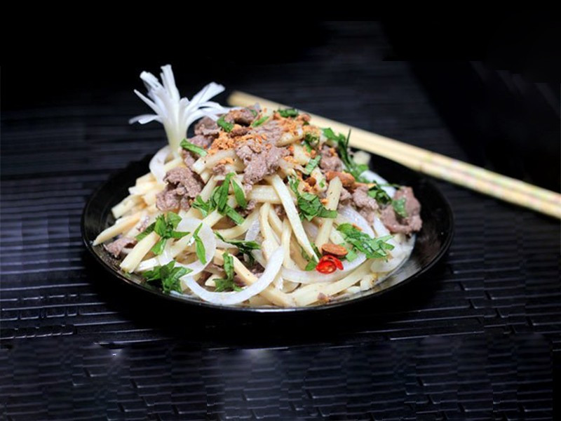 Cách bảo quản củ đậu cũng rất quan trọng để đảm bảo an toàn. Củ đậu nguyên vỏ, khô ráo có thể bảo quản 2-3 tuần ở nơi thoáng mát. Nếu đã gọt vỏ, nên giữ trong hộp kín khí hoặc bọc kỹ trong màng bọc thực phẩm, thời gian bảo quản khoảng 1 tuần. Trước khi ăn, luôn gọt sạch vỏ để tránh nguy cơ ngộ độc và loại bỏ bụi bẩn. Ảnh minh họa