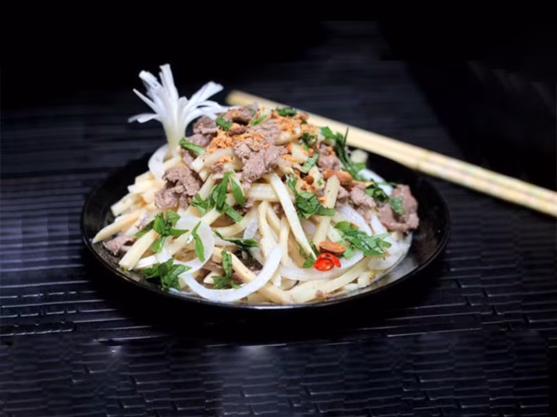 Cách bảo quản củ đậu cũng rất quan trọng để đảm bảo an toàn. Củ đậu nguyên vỏ, khô ráo có thể bảo quản 2-3 tuần ở nơi thoáng mát. Nếu đã gọt vỏ, nên giữ trong hộp kín khí hoặc bọc kỹ trong màng bọc thực phẩm, thời gian bảo quản khoảng 1 tuần. Trước khi ăn, luôn gọt sạch vỏ để tránh nguy cơ ngộ độc và loại bỏ bụi bẩn. Ảnh minh họa