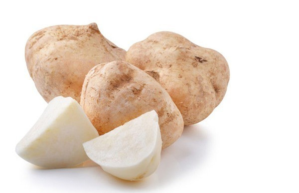 Chất xơ trong củ đậu giúp dạ dày co bóp tốt, nhuận tràng, hỗ trợ đại tiện dễ dàng, đặc biệt phù hợp với bà bầu và người thừa cân. Không chỉ ăn ngon, củ đậu còn được sử dụng để làm đẹp da, giúp giữ ẩm, giảm nếp nhăn và tăng độ căng bóng. Chất xơ và vitamin C còn giúp giảm cholesterol trong máu, trong khi nồng độ natri thấp góp phần bảo vệ sức khỏe tim mạch. Ảnh minh họa