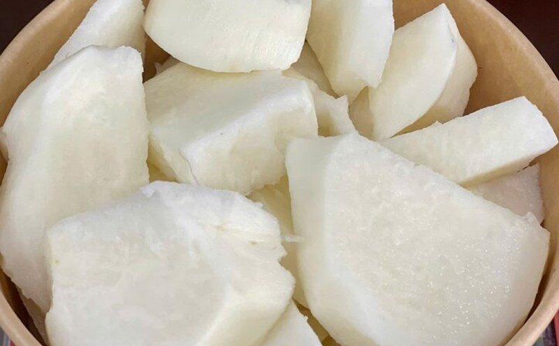 Với vị ngọt, tính mát, củ đậu giúp thanh nhiệt, giải độc và nhuận tràng, hỗ trợ tiêu hóa. Các hợp chất kiềm trong củ đậu giúp trung hòa axit dạ dày, giảm khó chịu cho hệ tiêu hóa. Trong giai đoạn mang thai, mẹ bầu thường xuyên ăn củ đậu sẽ giúp hệ tiêu hóa ổn định, tránh táo bón và bệnh trĩ. Ảnh minh họa