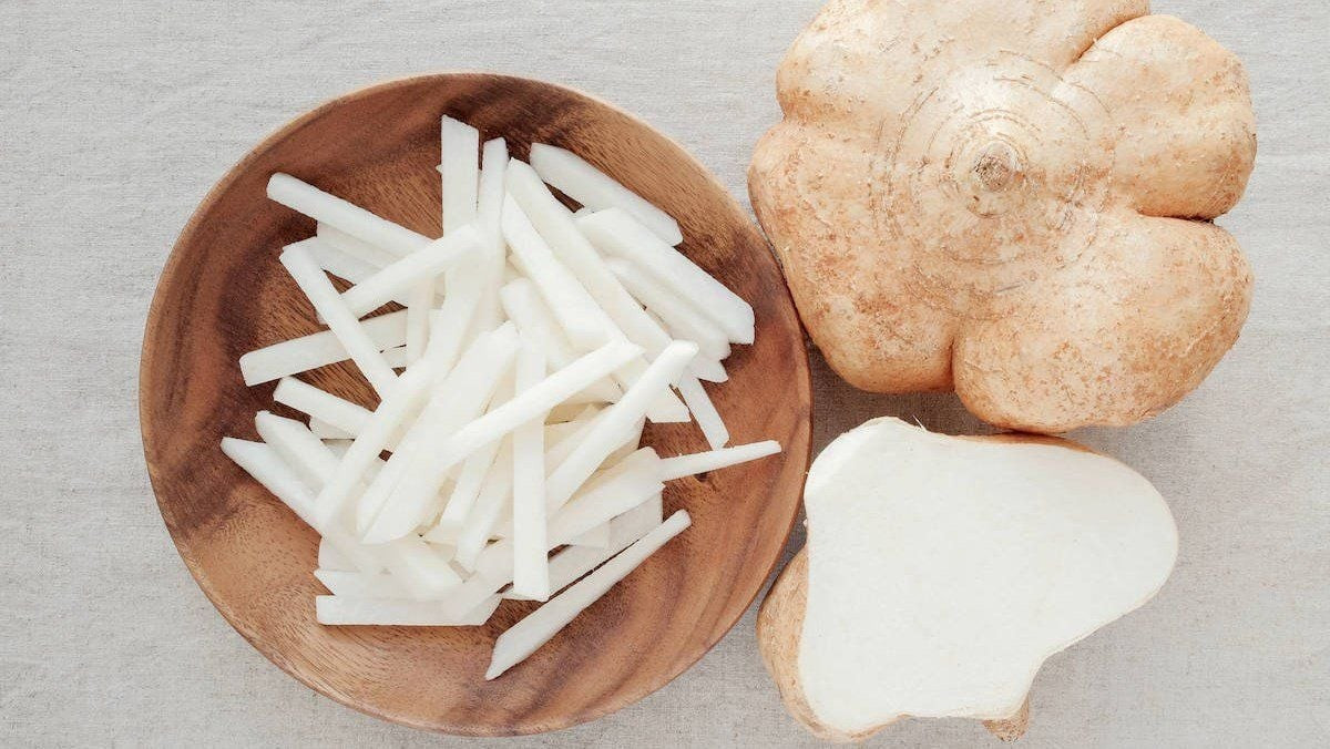 Củ đậu chủ yếu là nước, chiếm đến 80-90%, kèm theo 4,51% đường glucoza, 2,4% tinh bột, chất xơ cùng nhiều vitamin và khoáng chất như sắt, canxi, photpho, vitamin C… Đây là thực phẩm ít calo nhưng giàu dưỡng chất, thích hợp cho người muốn thanh nhiệt, tăng cường hệ tiêu hóa, hỗ trợ giảm cân và làm đẹp da. Ảnh minh họa