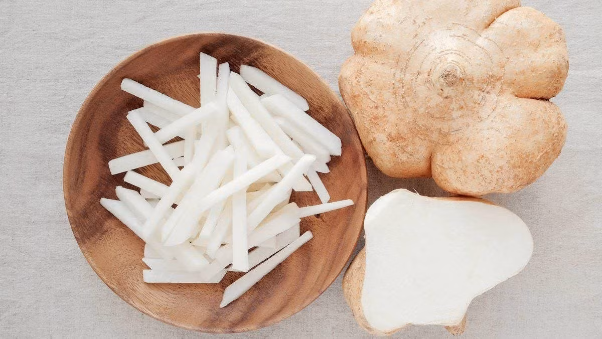 Củ đậu chủ yếu là nước, chiếm đến 80-90%, kèm theo 4,51% đường glucoza, 2,4% tinh bột, chất xơ cùng nhiều vitamin và khoáng chất như sắt, canxi, photpho, vitamin C… Đây là thực phẩm ít calo nhưng giàu dưỡng chất, thích hợp cho người muốn thanh nhiệt, tăng cường hệ tiêu hóa, hỗ trợ giảm cân và làm đẹp da. Ảnh minh họa