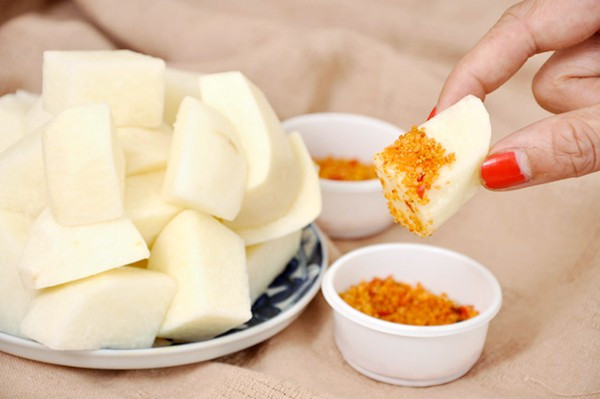 Nguy hiểm nhất là lá và hạt củ đậu, chứa hai chất độc rotenon và tephrosin, có thể gây ngộ độc, đau bụng, co giật, tụt huyết áp, rối loạn nhịp tim và suy hô hấp nếu ăn phải. Ngộ độc thường xuất hiện sau 5-40 phút và tiến triển nhanh trong 2-5 giờ, đe dọa tính mạng nếu không được cấp cứu kịp thời. Ảnh minh họa