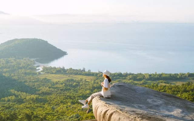 Giữa cung đường được mệnh danh là “đệ nhất hùng quan” của Việt Nam, những quán cà phê nằm giữa lưng chừng mây và biển đang trở thành điểm dừng chân lý tưởng cho du khách yêu thiên nhiên. Ngồi giữa mây trời, nhâm nhi ly cà phê nóng, chiêm ngưỡng cảnh núi non hùng vĩ – đó là trải nghiệm khó quên khi đến đèo Hải Vân. Ảnh Locatravel