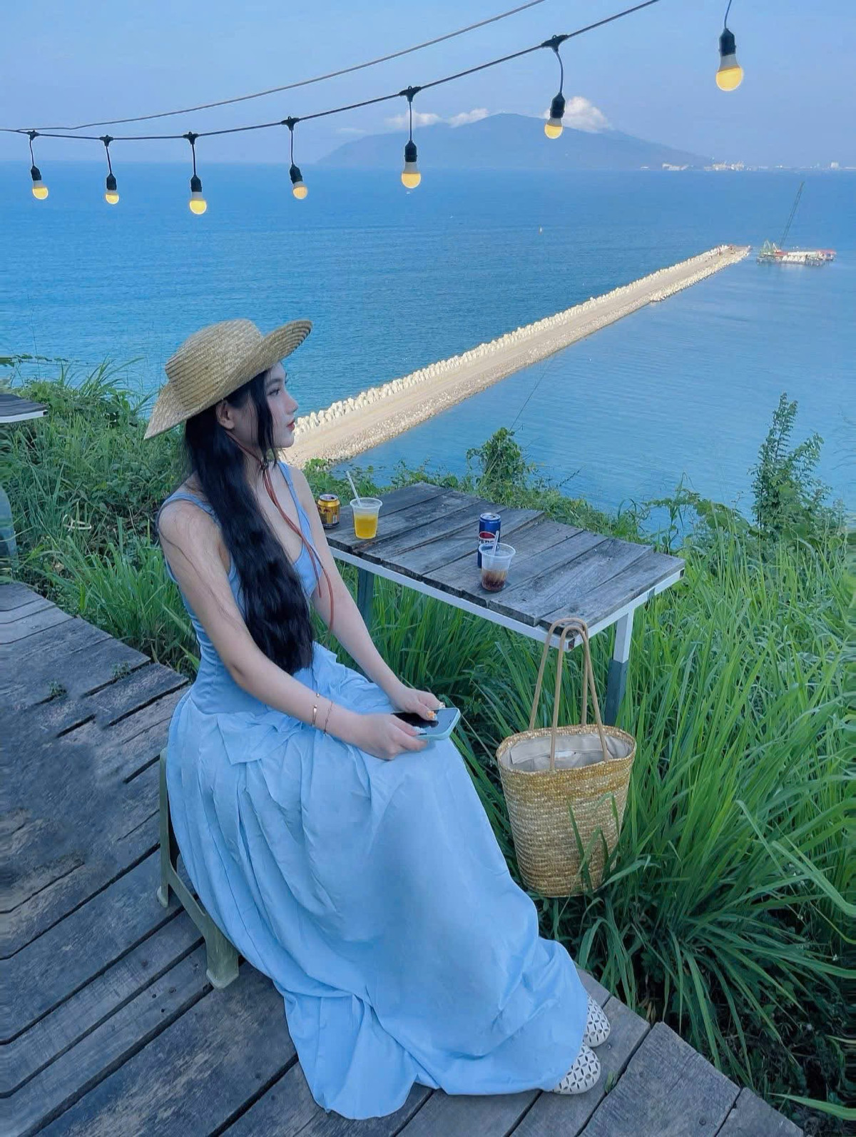 Mỗi góc nhỏ của quán đều có thể trở thành bức ảnh đẹp. Những lối đi phủ rêu, ban công gỗ hướng biển hay khung cửa sổ nhìn ra tầng mây bồng bềnh đều khiến du khách ngỡ như đang ngồi giữa “ban công trời”. Đây là điểm dừng chân quen thuộc của các tay phượt sau hành trình chinh phục đèo Hải Vân, cũng là nơi nhiều cặp đôi chọn để ngắm hoàng hôn. Ảnh Fanpage V – Village Hải Vân