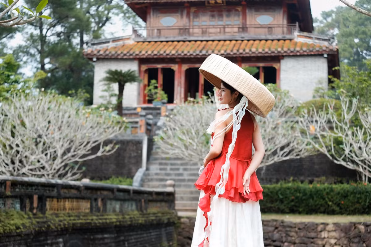 Huế đón họ bằng sự dịu dàng quen thuộc, có phần bất chợt. Trời lúc nắng lúc mưa, không khí lành lạnh khiến người ta chỉ muốn trốn vào một góc yên tĩnh, pha một ly trà, nghe vài bản nhạc nhẹ và để mặc tâm hồn trôi theo nhịp sống cổ xưa nơi đất cố đô. Ảnh Trương Đình Minh