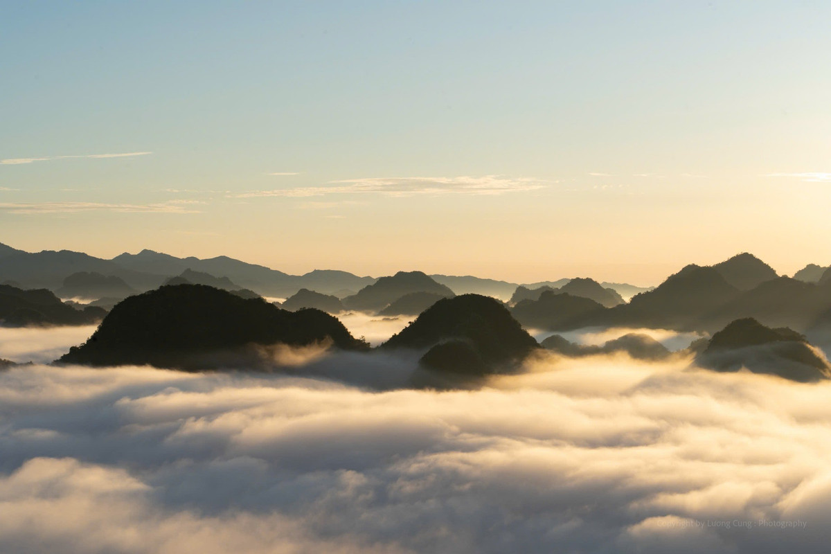 Để đảm bảo an toàn khi nghỉ lại trên đỉnh, du khách nên liên hệ trước với nhân viên trạm viba. Các vật dụng cần thiết bao gồm lều bạt, túi ngủ hoặc chăn mỏng, đèn pin, bật lửa và đồ ăn nhanh hoặc bếp dã ngoại. Thời tiết trên cao về đêm thường se lạnh, đặc biệt vào mùa thu – đông, vì vậy cần chuẩn bị trang phục giữ ấm phù hợp. Ảnh Lương Cung