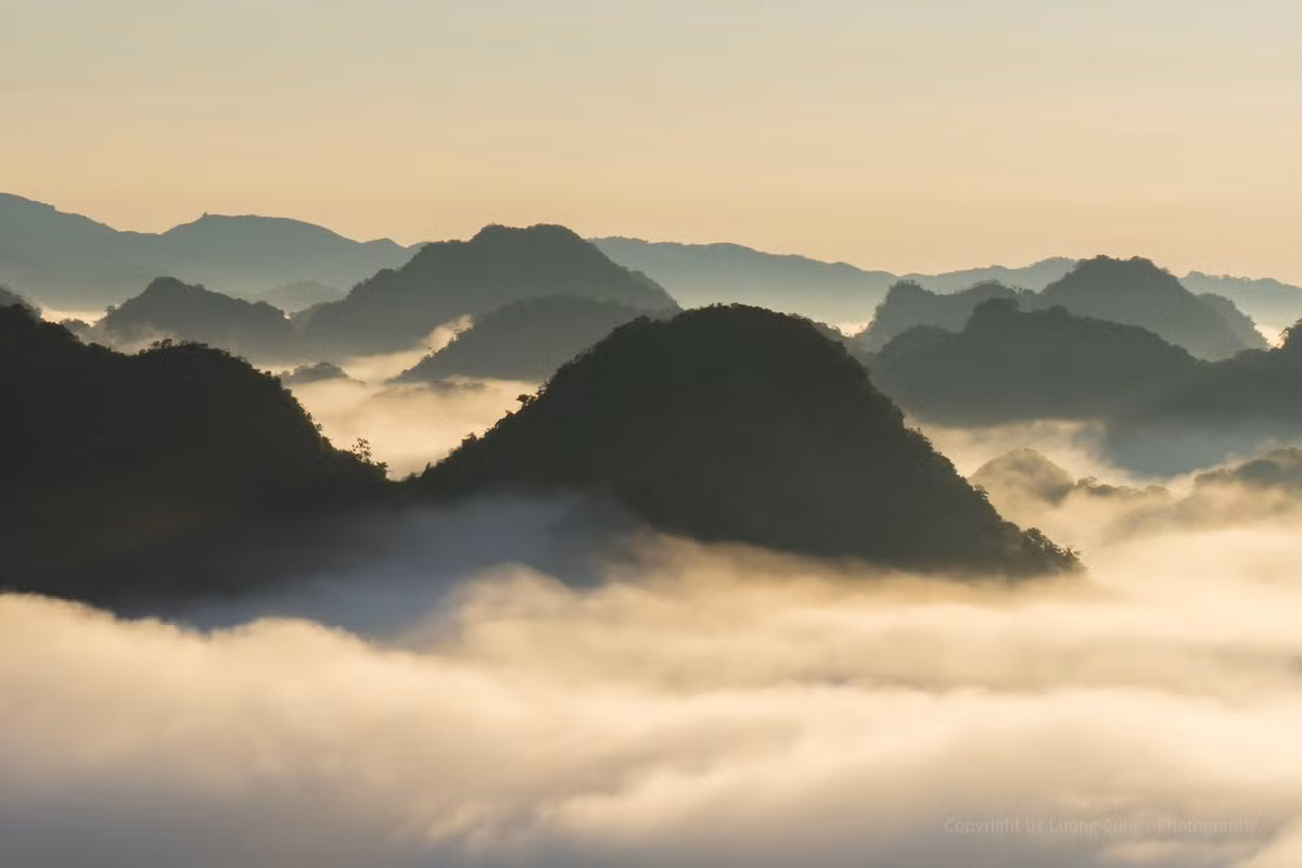 Hành trình lên đỉnh Nà Lay không quá dài nhưng đủ mang lại cảm giác chinh phục. Du khách cần đi bộ khoảng 30 – 60 phút, tùy thể trạng và lượng hành lý mang theo. Cung đường leo chủ yếu là các bậc thang kết hợp với lối mòn đất đá, khá dốc ở một số đoạn. Ảnh Lương Cung