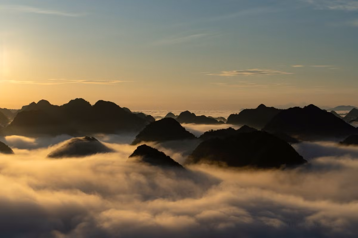 Tuy nhiên, càng lên cao, khung cảnh càng mở rộng, bù đắp cho những bước chân mệt mỏi bằng không gian thoáng đãng và tầm nhìn ngày một khoáng đạt. Ảnh Lương Cung