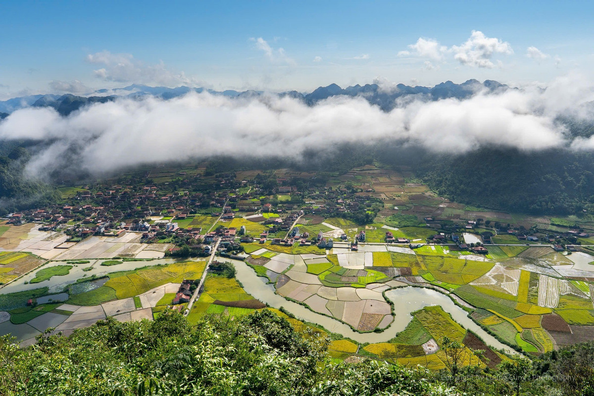 Với độ cao khoảng 600 m so với mực nước biển, nơi đây cho phép phóng tầm mắt bao quát toàn cảnh thung lũng Bắc Sơn – một trong những thung lũng đẹp nhất vùng Đông Bắc, nổi bật với những cánh đồng lúa xen giữa các dãy núi đá vôi trùng điệp. Ảnh Lương Cung