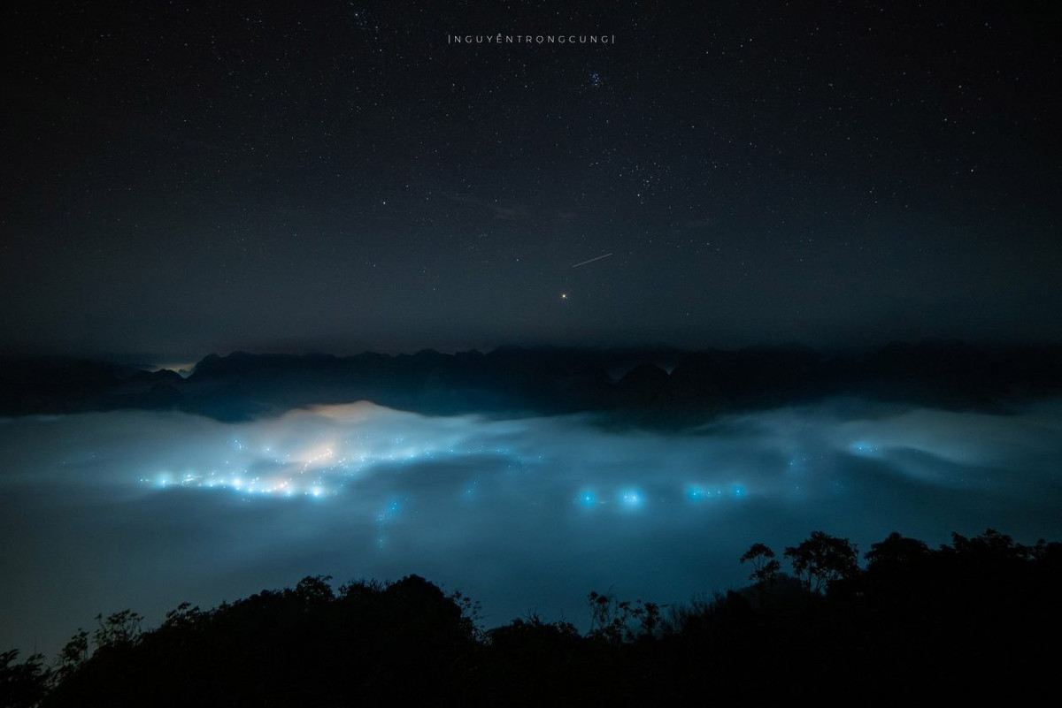 Nhiều nhóm bạn trẻ lựa chọn cắm trại qua đêm, tự chuẩn bị bữa tối đơn giản, quây quần bên ánh đèn trại giữa không gian yên tĩnh, chỉ còn tiếng côn trùng và gió núi thổi nhè nhẹ. Ảnh Nguyễn Trọng Cung