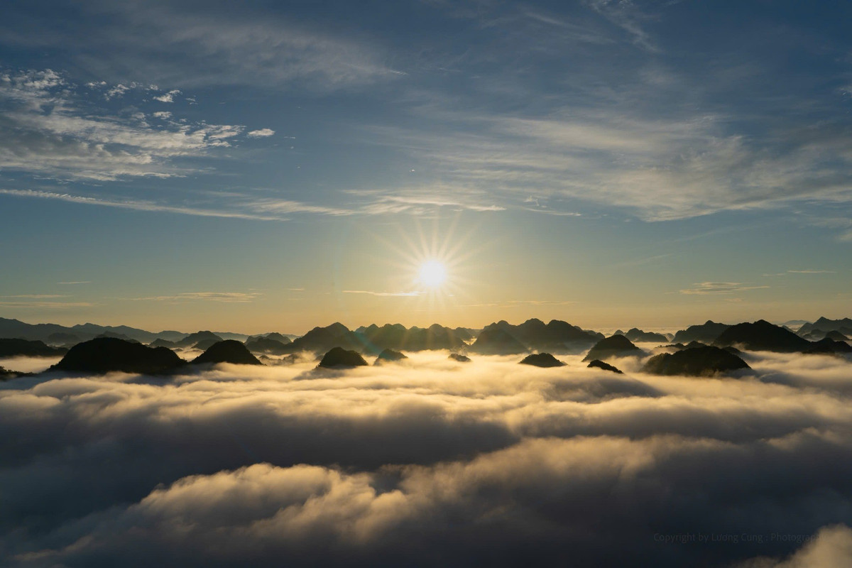 Ngoài phương án cắm trại, du khách cũng có thể lựa chọn nghỉ lại tại làng du lịch cộng đồng Quỳnh Sơn, nằm dưới chân núi Nà Lay. Tại đây có nhiều homestay nhà sàn truyền thống của người Tày, phục vụ các món ăn địa phương và mang đến cơ hội trải nghiệm nhịp sống bản làng yên bình. Ảnh Lương Cung