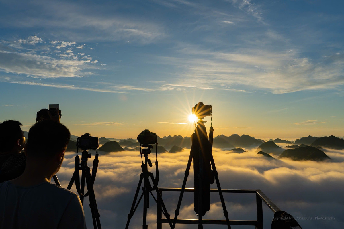 Trên đỉnh Nà Lay có một trạm viba phát sóng và khoảng đất bằng tương đối rộng, đủ để các nhóm du khách nghỉ ngơi hoặc dựng lều cắm trại. Từ vị trí này, vào khoảng 5:00 – 5:30 sáng, nếu thời tiết thuận lợi, biển mây trắng xóa sẽ dâng kín thung lũng bên dưới. Ảnh Lương Cung